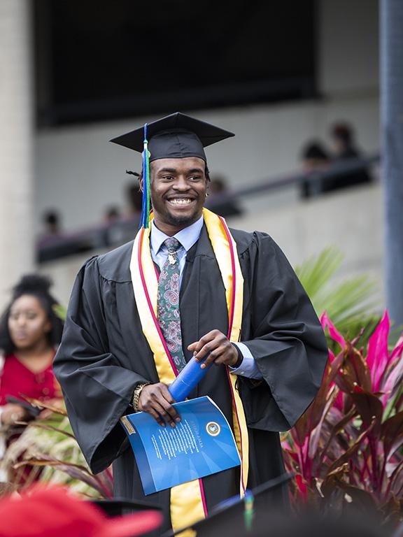 威斯康星大学毕业典礼上，毕业生身着学士帽和学士服.
